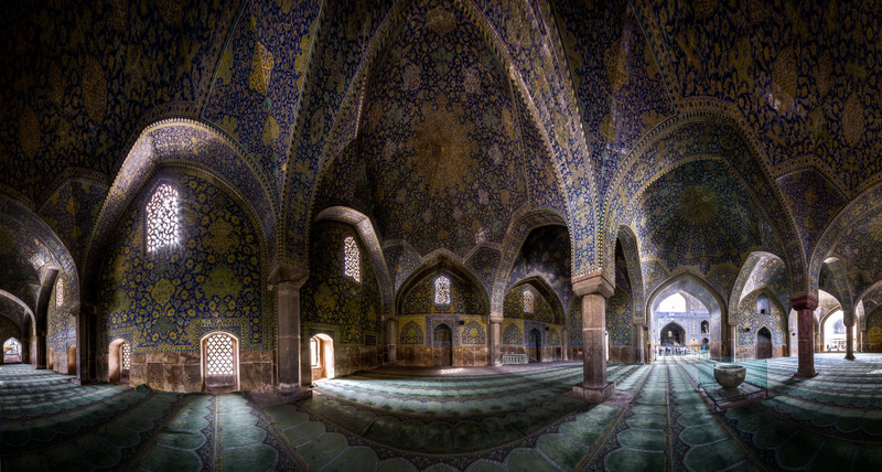 Illustration for article titled Extreme wide angle photos turn mosques into beautiful kaleidoscopes